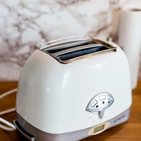 Center - Mardi St., Free Parking!!! Reval