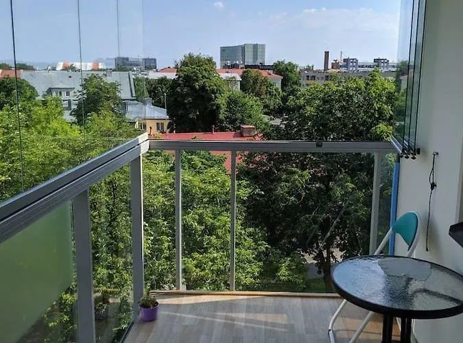 Center - Mardi St., Free Parking!!! *