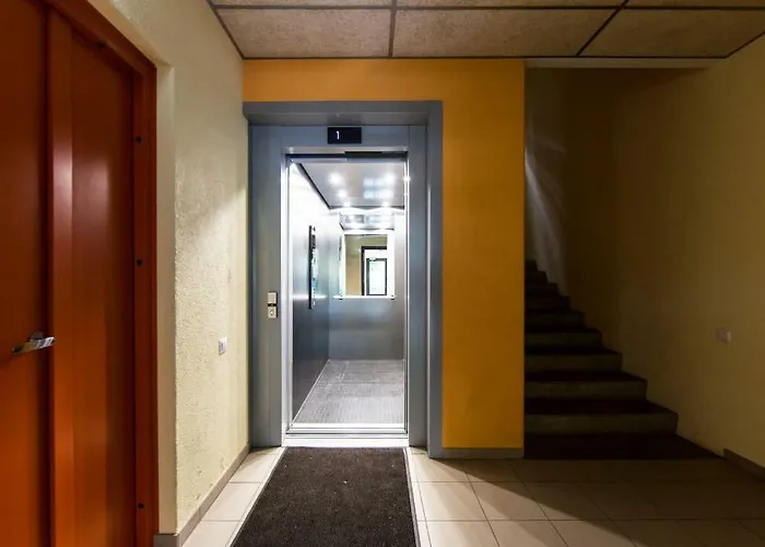 Center - Mardi St., Free Parking!!!